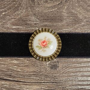 VELVET MUSE Cabbage Rose Cameo Choker - Black